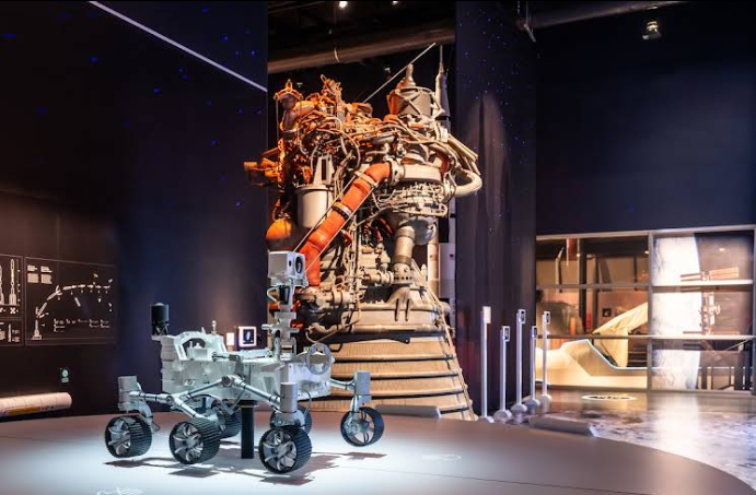 Exposition spatiale avec rover et moteur de fusée dans un musée de science et technologie