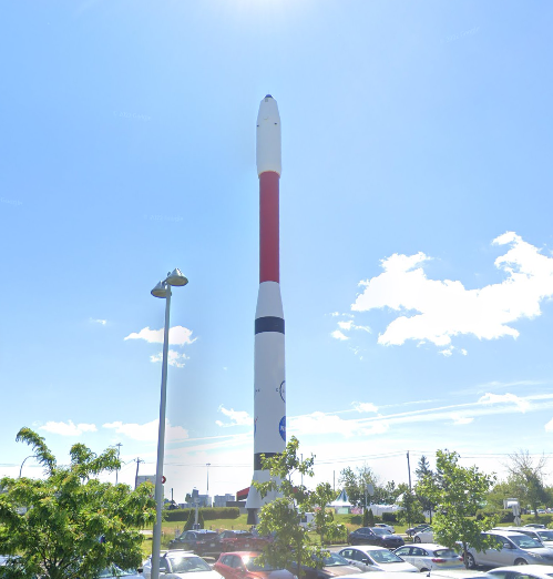 Fusée exposée à l’extérieur dans un centre spatial éducatif, activité scientifique pour enfants