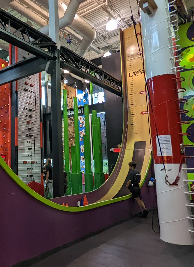 Mur d’escalade coloré Clip’n Climb avec défis adaptés aux enfants dans un centre intérieur